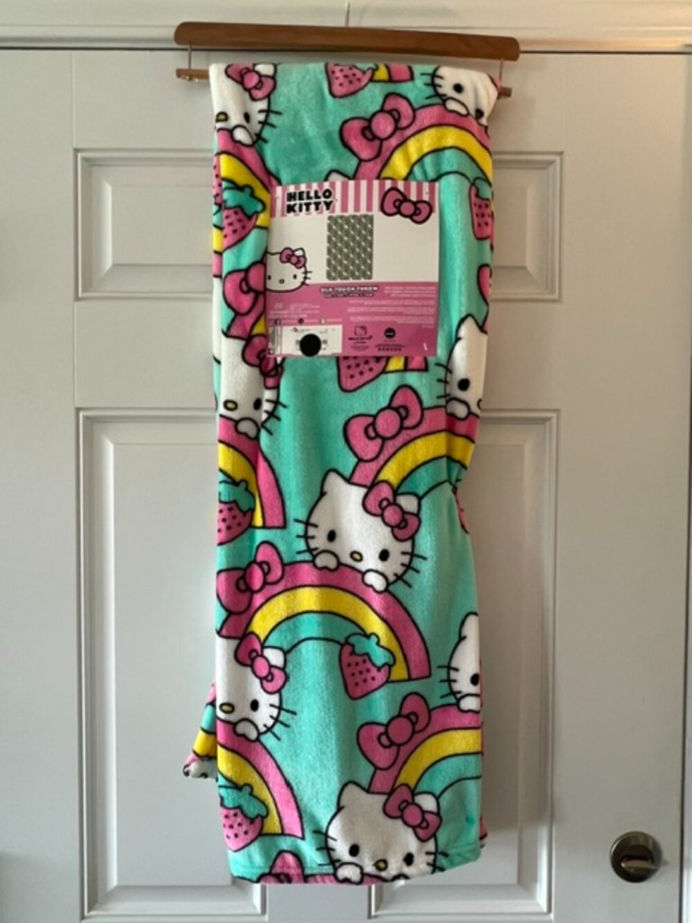 HELLO KITTY RAINBOW & STRAWBERRY THROW